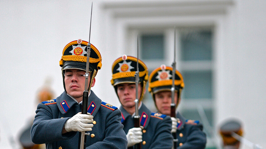 Военнослужещи от президентския полк по време на церемонията по смяна на пехотния и конен караул на Съборния площад на Московския Кремъл

