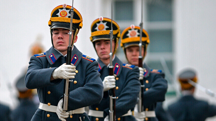 Vojnici predsjedničke pukovnije tijekom ceremonije smjene pješačkih i konjičkih straža na Sabornom trgu Moskovskog kremlja. 