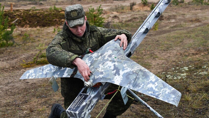 Военнослужещ настройва безпилотен летателен апарат "Елерон" по време на отработка на практически действия на войските за освобождаване на населено място от незаконни въоръжени формирования на съвместните учения на Колективните сили за бързо реагиране на ОДКС "Взаимодействие -2019"