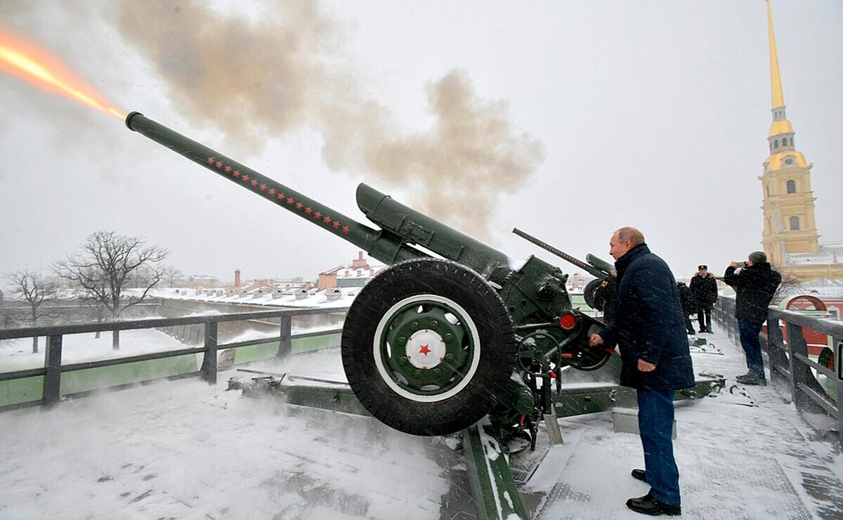 Vladimir Putin menembakkan meriam pada siang hari di Benteng Peter dan Paul (2019).