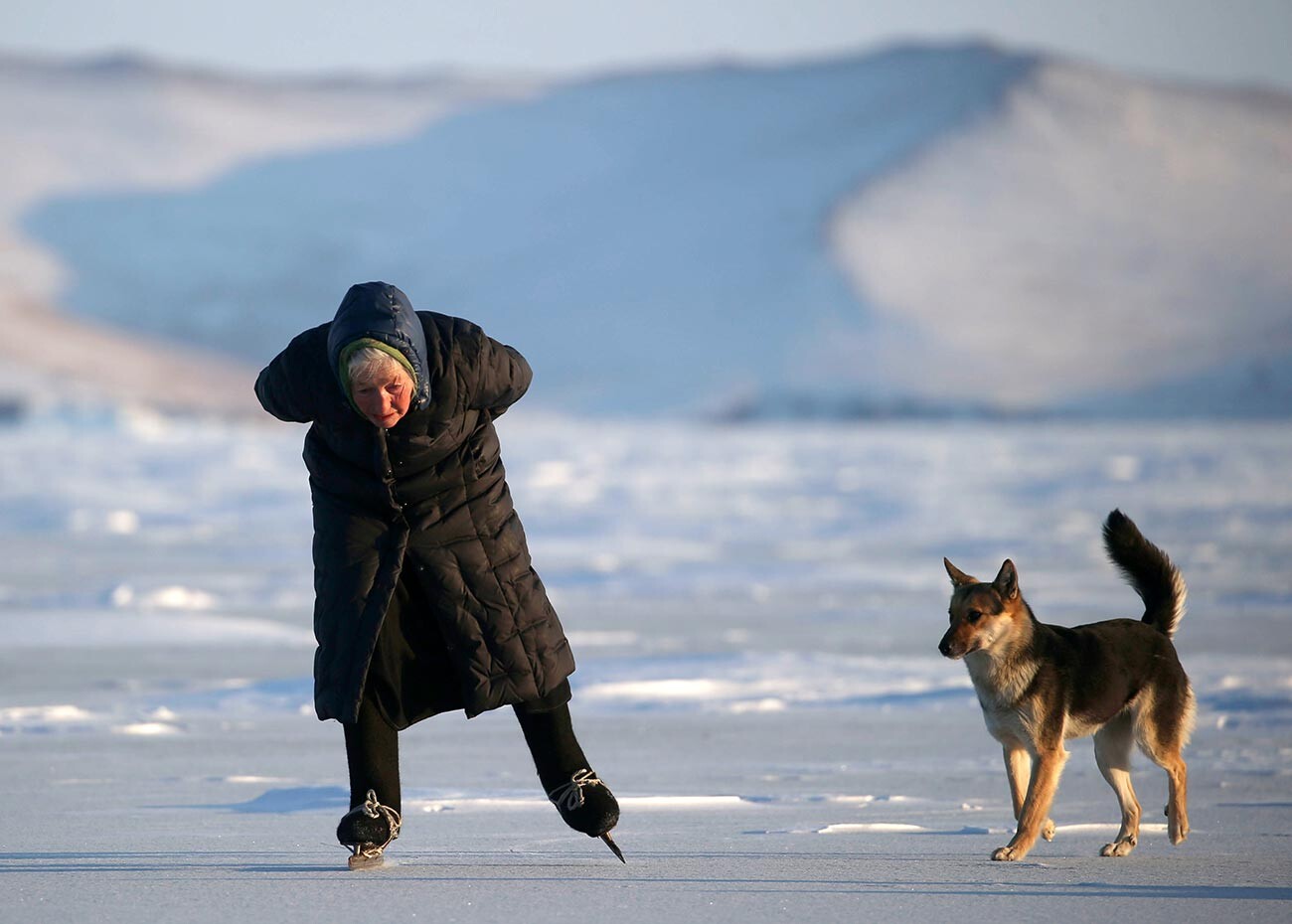 Lyubov Morekhodova sedang berseluncur di Danau Baikal. Morekhodova telah menyukai seluncur es sejak kecil. Sekarang, perempuan itu menggunakan sepatu lari merek Norwegia dari tahun 1945, yang dibawa oleh saudari perempuannya dari Irkutsk. Dia mengikat bilah untuk berseluncur langsung ke sepatu.