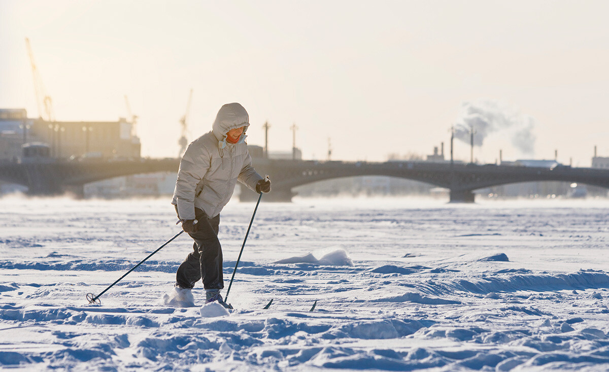 Bermain ski di Sankt Petersburg.