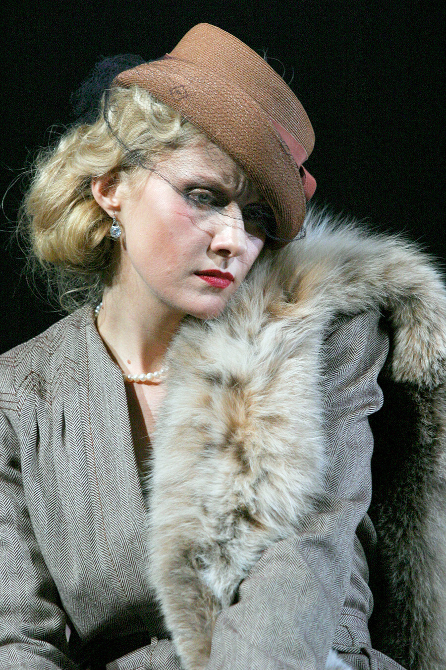 Renata Litvinova sebagai Lyubov Ranevskaya dalam 'Vishnyovyi sad (Kebun Ceri)' yang dipentaskan di Teater Seni Moskow.