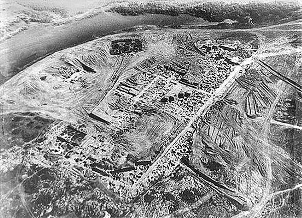 Хазарската крепост Саркел или Белая Вежа. Въздушна снимка от разкопките на М. И. Артамонов през 30-те години на миналия век