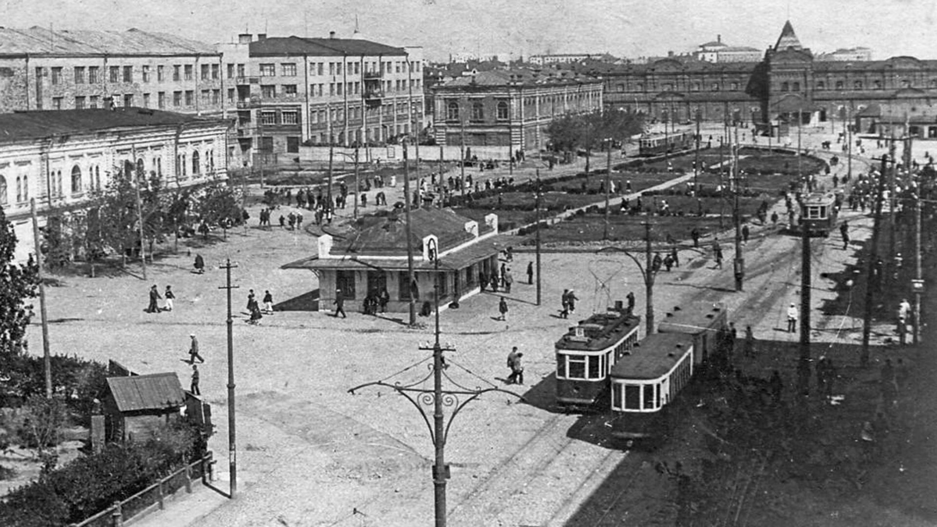 Nizhnya Oktyabrskaya street and Oktyabrskaya Square.