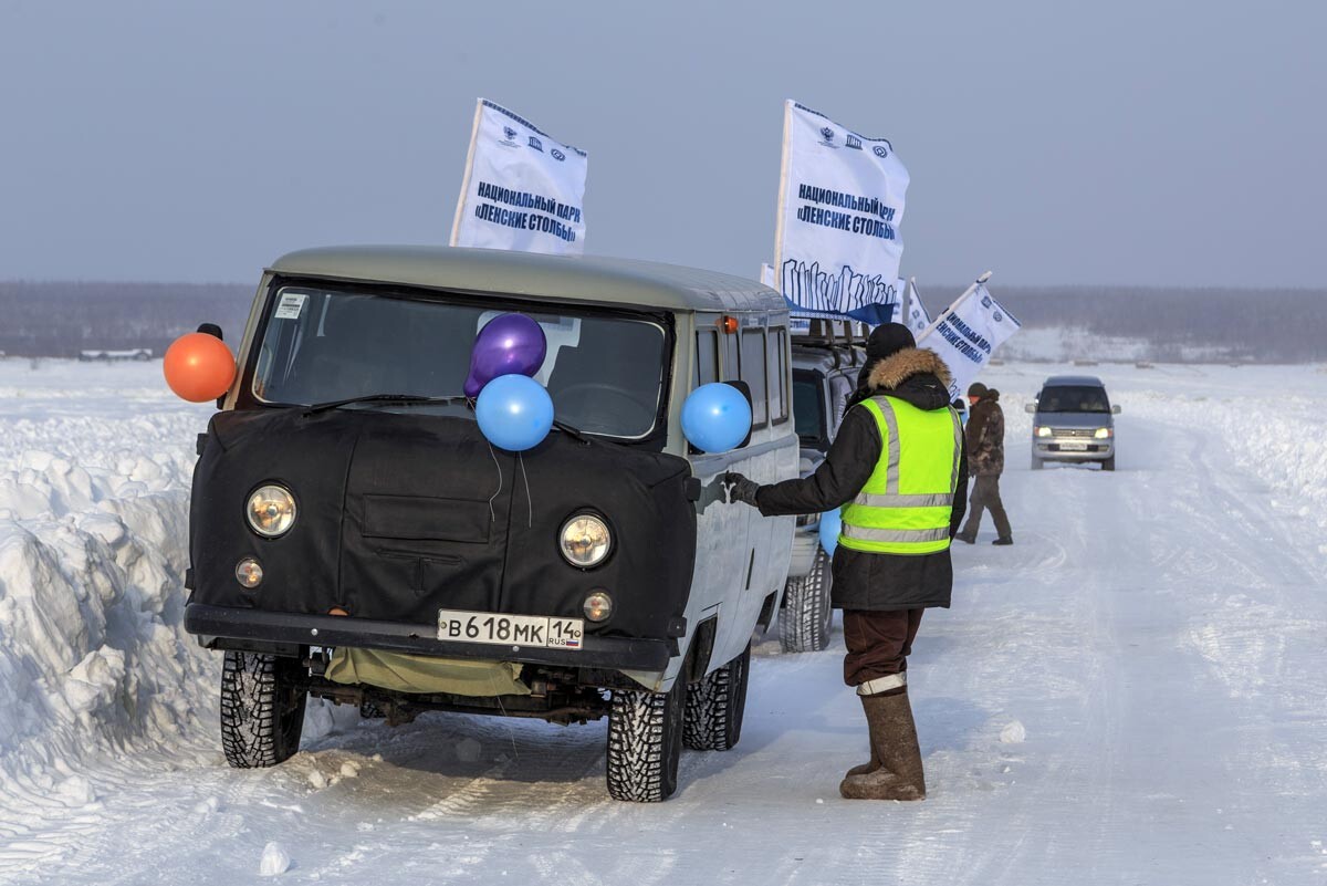Mobil Bukhanka membawa turis di taman nasional Lenskiye Stolby di Yakutia.