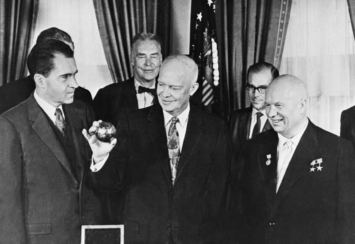 Visita da delegação soviética aos EUA, 1959. Da esq. para dir.: o vice-presidente dos EUA Richard Nixon, Dwight Eisenhower, e o líder soviético Nikita Khruschov.