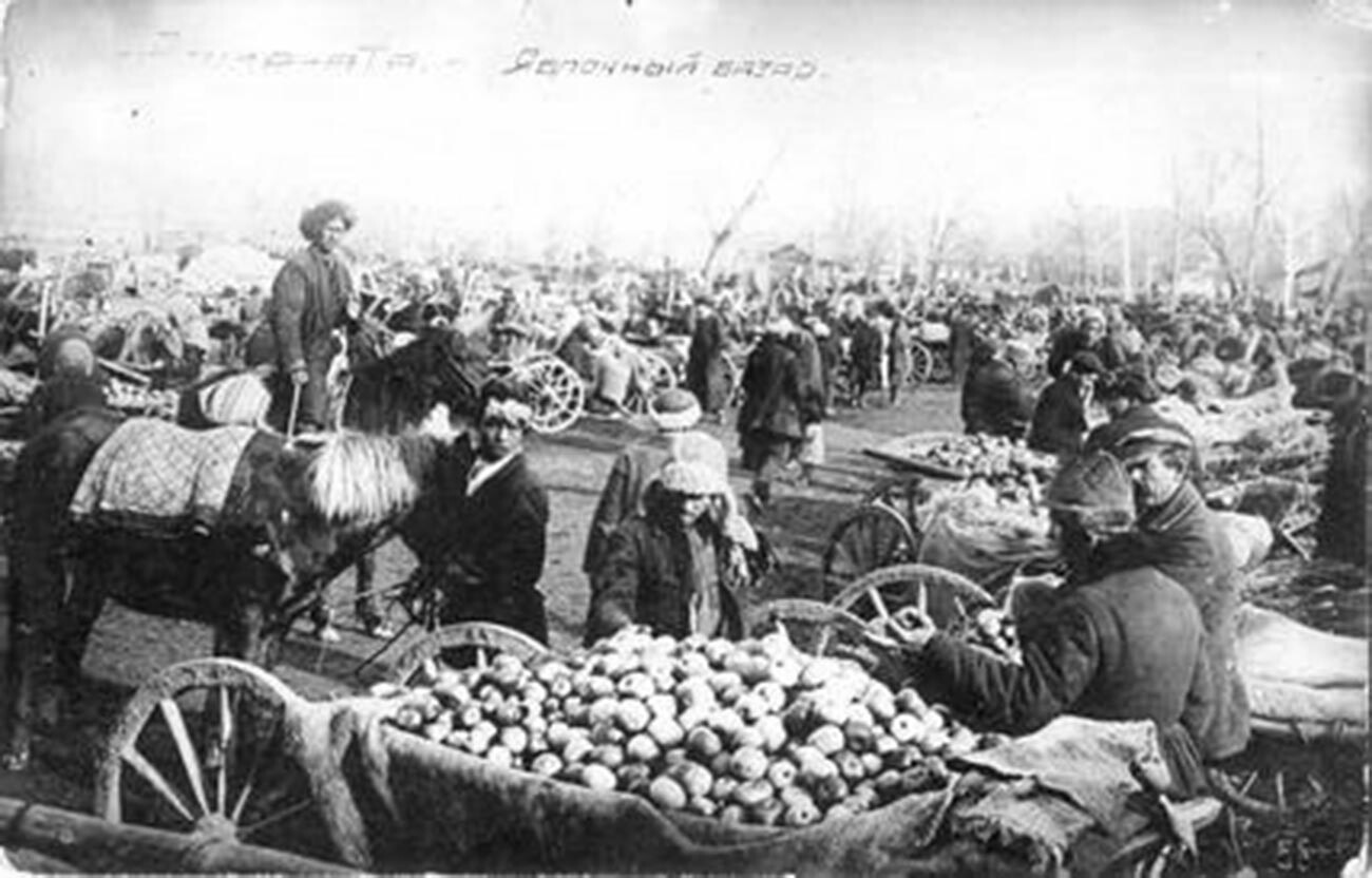 Kasachischer Apfelmarkt in den 1920er Jahren.