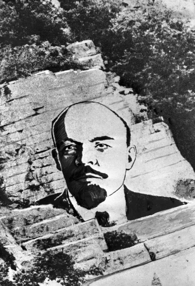 Portret V. I. Lenina, ki ga je naslikal umetnik N. Šuklin leta 1925 na pečini gore Mašuk blizu mesta Pjatigorsk.