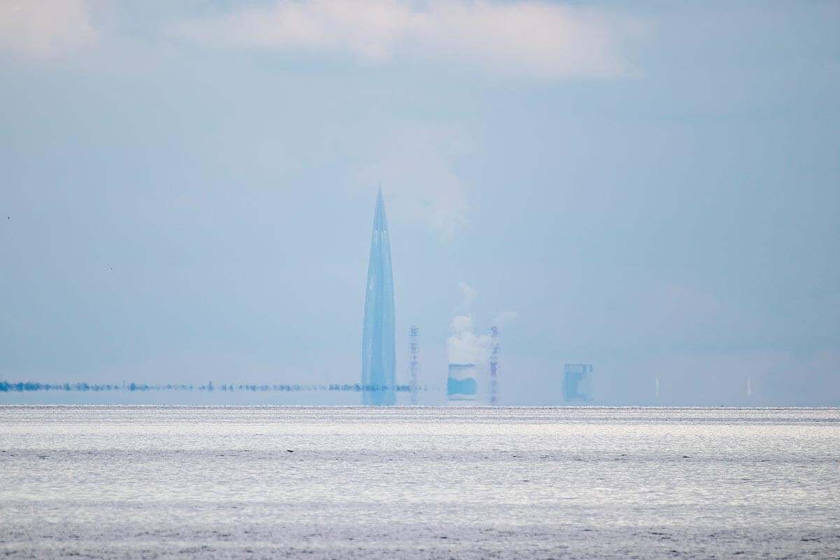 Газпром и термоелектрана у Ољгину, 29.08.2020. На хоризонту се види оптичка варка Санкт Петербурга. Приморски рејон.