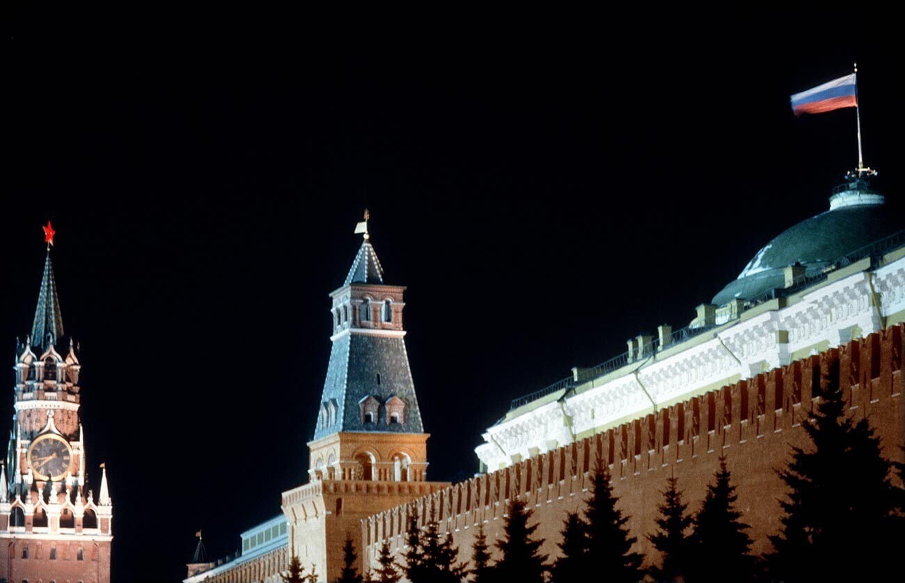 Bendera Rusia tiga warna berkibar di atas Kremlin Moskow.