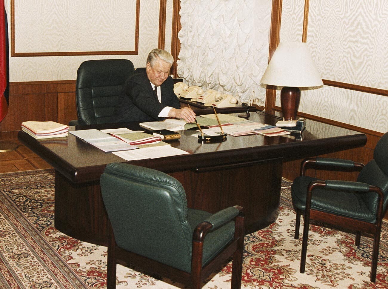 Boris Yeltsin di kantor Kremlin.