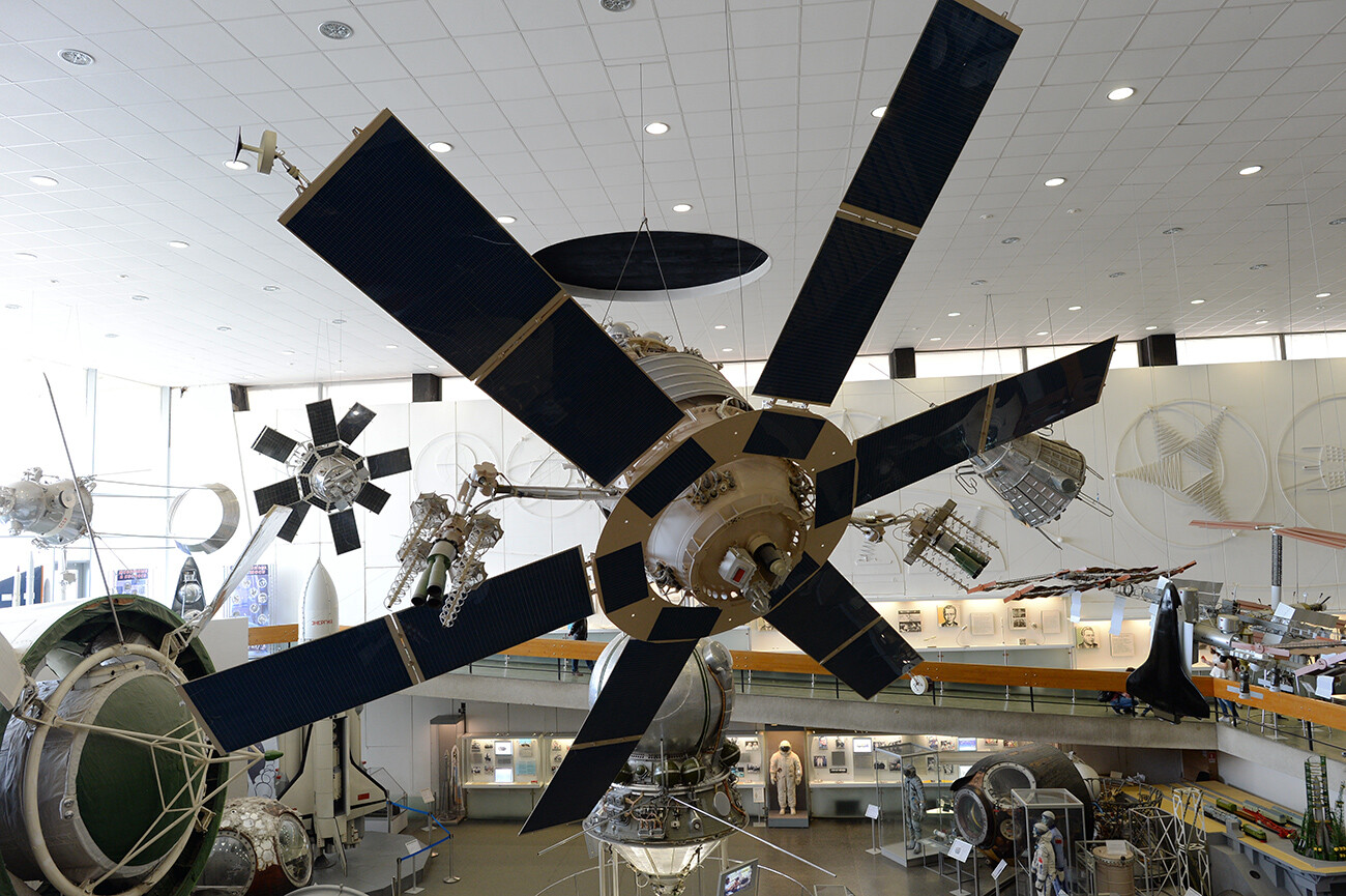 Экспонаты зала космической техники в Государственном музее истории космонавтики имени К. Э. Циолковского в Калуге.