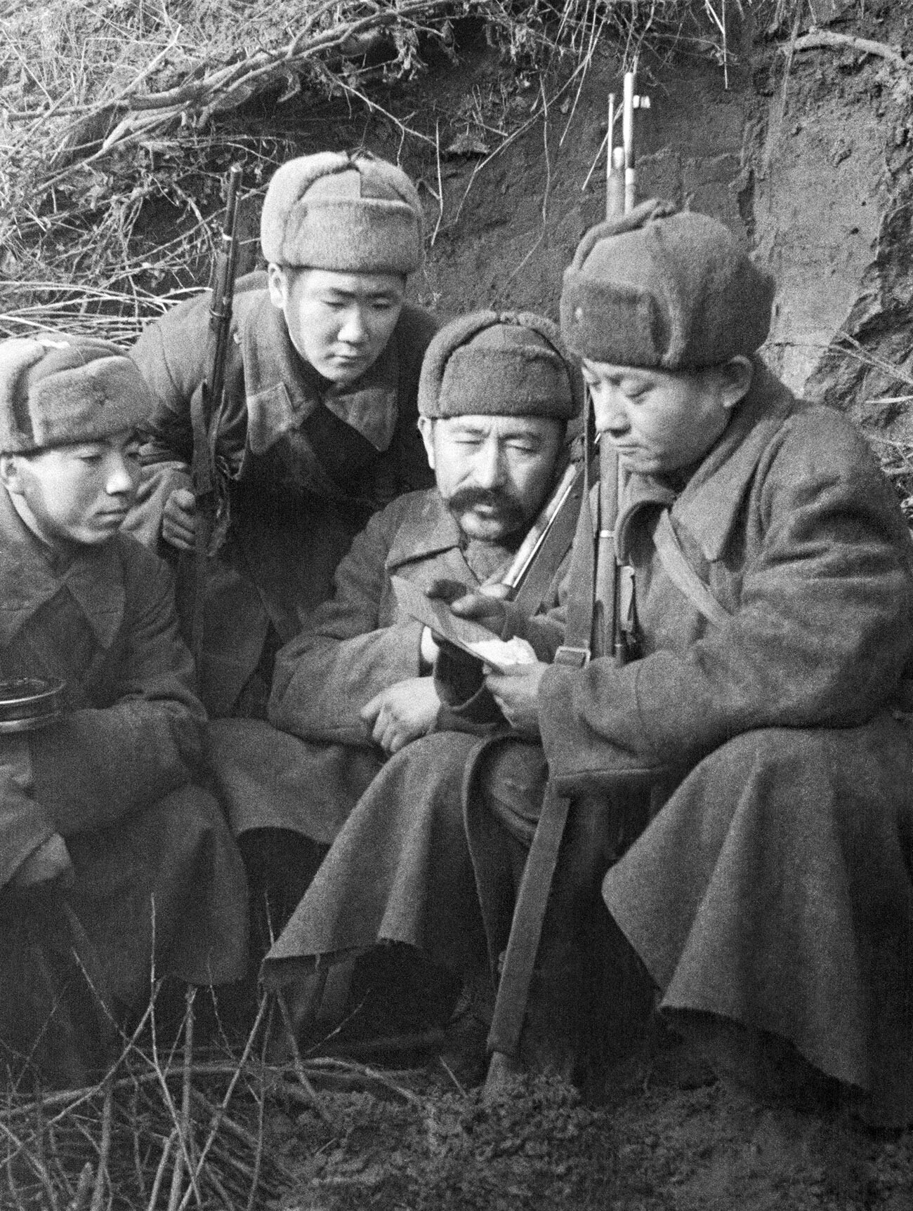 Soldats kazakhs lisant du courrier en provenance de chez eux lors de la Seconde Guerre mondiale

