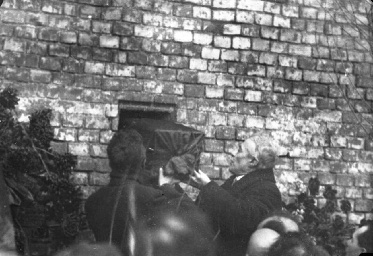 Pemakaman awal abu yang dikremasi di tembok Kremlin, tahun 1920-an.