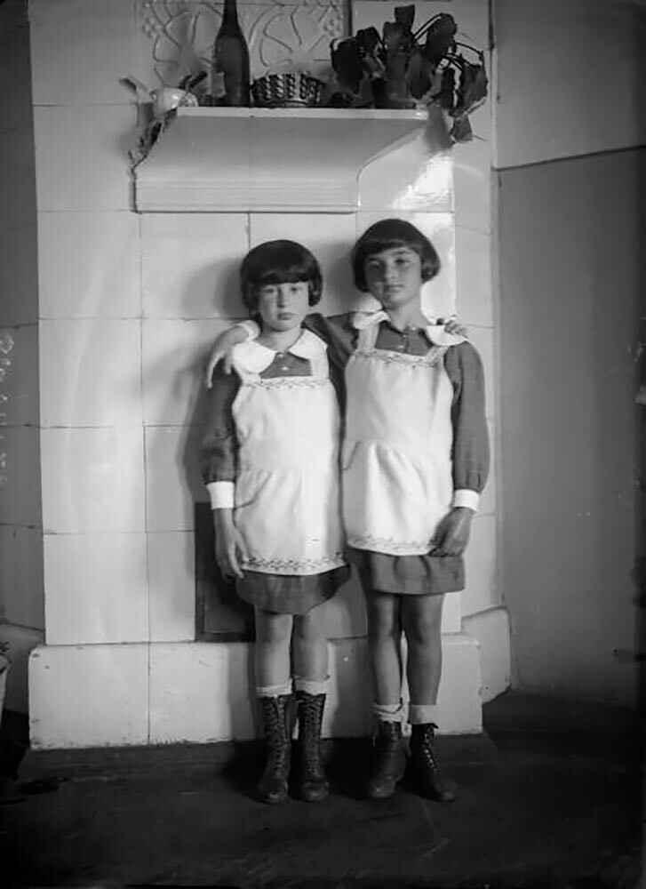 Dve deklici ob peči, 1928
