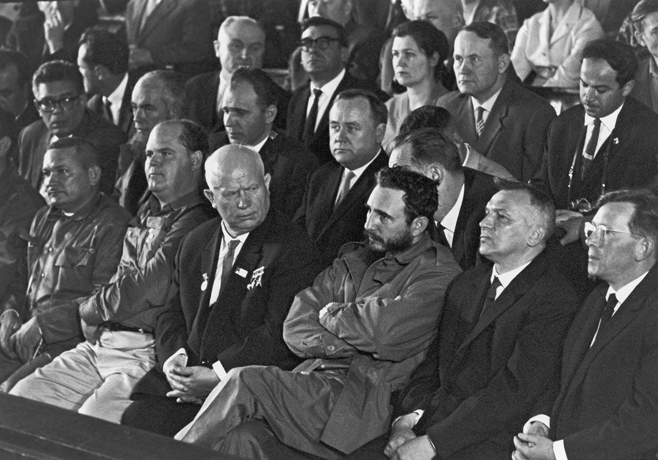 Nikita Khrouchtchev et Fidel Castro assistent à un événement sportif  