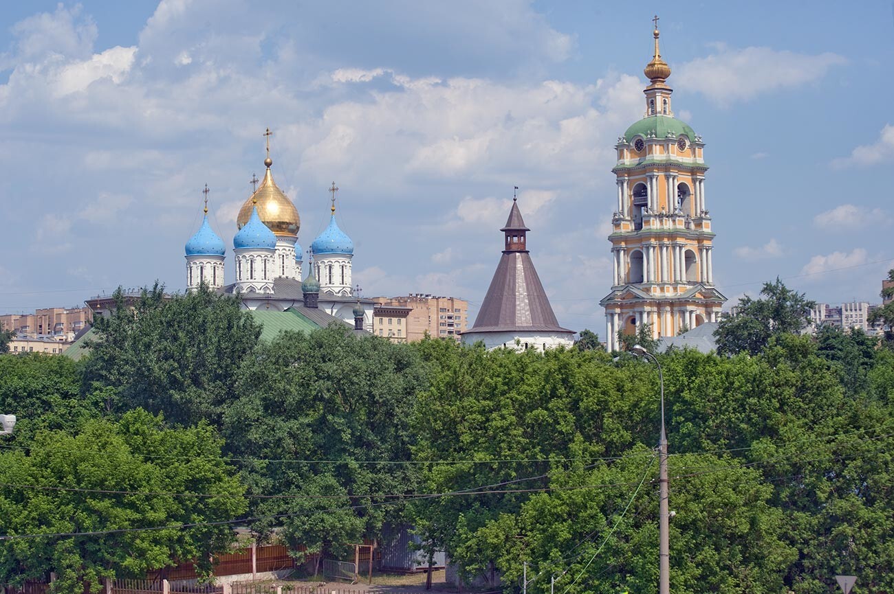 Moskow. Biara Novospassky (Penyelamat Baru), pemandangan tenggara dari Jembatan Novospassky di atas Sungai Moskow. Dari kiri: Katedral Transfigurasi, menara tenggara, menara lonceng. 25 Mei 2014.