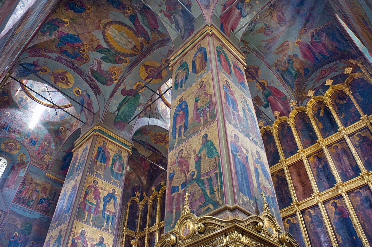 Biara Novospassky, Katedral Transfigurasi. Pemandangan sisi timur laut dengan dermaga barat & ikonostasis. 18 Agustus 2013.