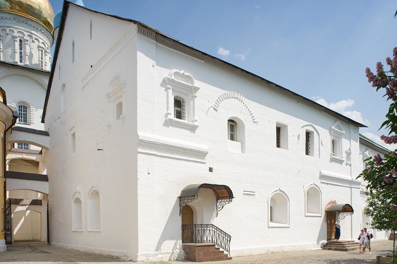 Biara Novopassky, ruang cuci piring (dalam di Gereja Syafaat di paling kanan). 25 Mei 2014.