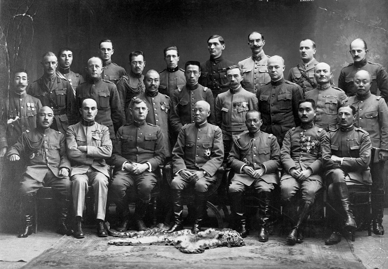 米国の少将ウィリアム・グレイブス（前列に左から3番目）と日本の大将大谷喜久蔵、ウラジオストク、1918〜1919年