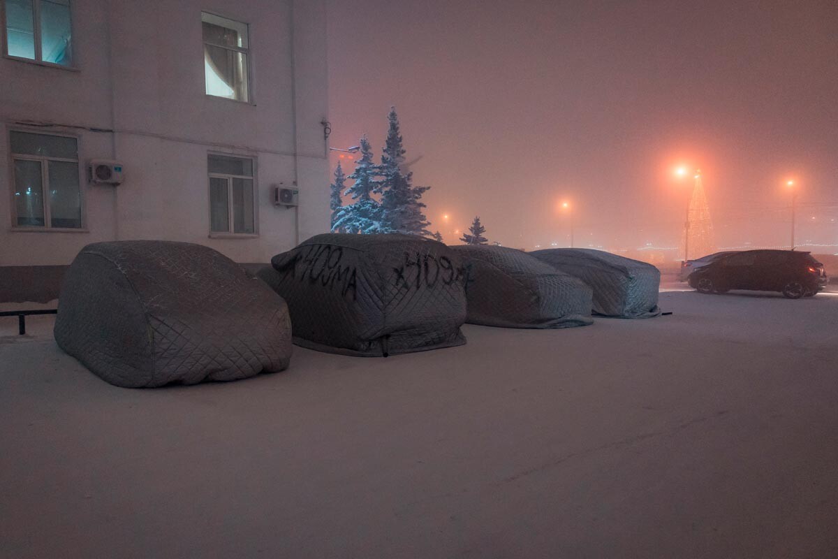 Geparkte Autos mit Abdeckungen auf einer Straße in Jakutsk. Die Lufttemperatur in Jakutien sank auf 50 Grad Celsius unter Null.