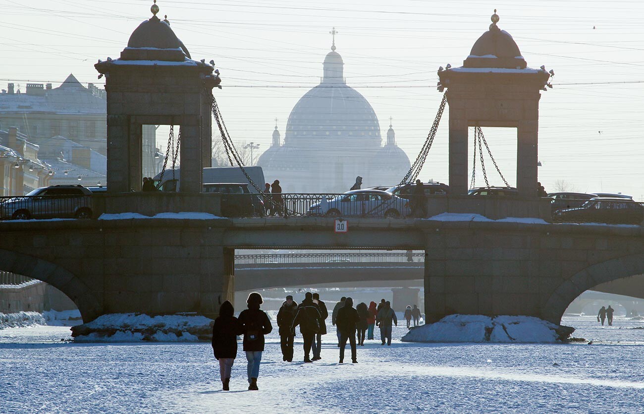 Stadtbewohner laufen auf dem zugefrorenen Fluss Fontanka in St.Petersburg.