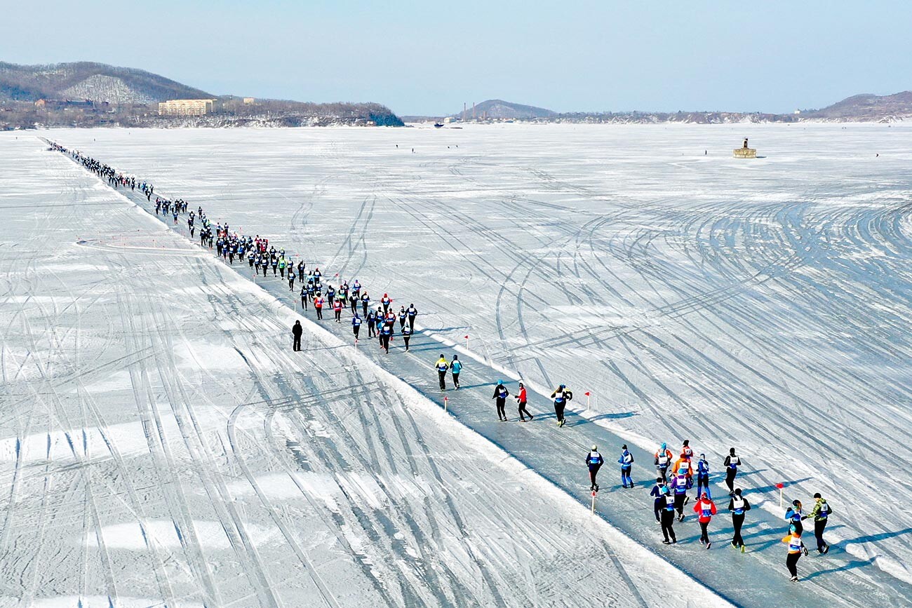 Teilnehmer eines Halbmarathons in der Nähe der Insel Russki, Wladiwostok.