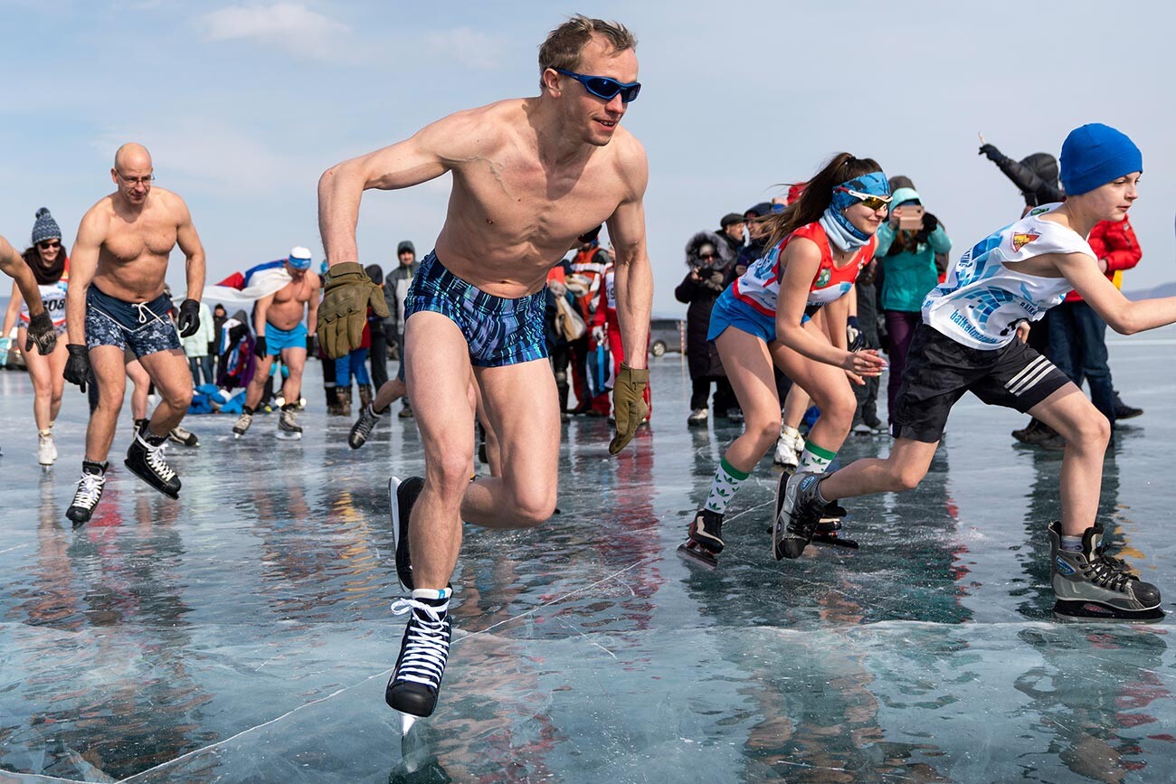 Der Start der Teilnehmer des internationalen Baikal-Eismarathons.