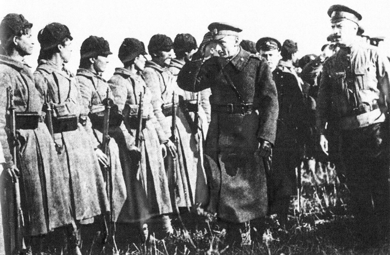 Almirante Koltchak inspecionando tropas brancas em Omsk, na Sibéria, 1919