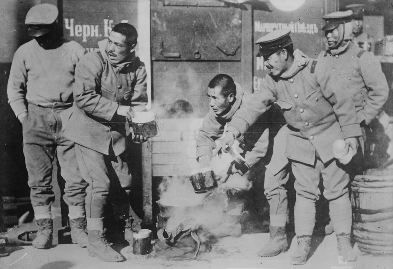 Soldados japoneses em uma cantina militar na Sibéria