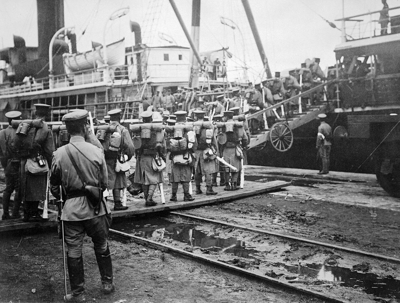 Tropas japonesas embarcando no transporte Kumamoto Maru ao deixar Vladivostok