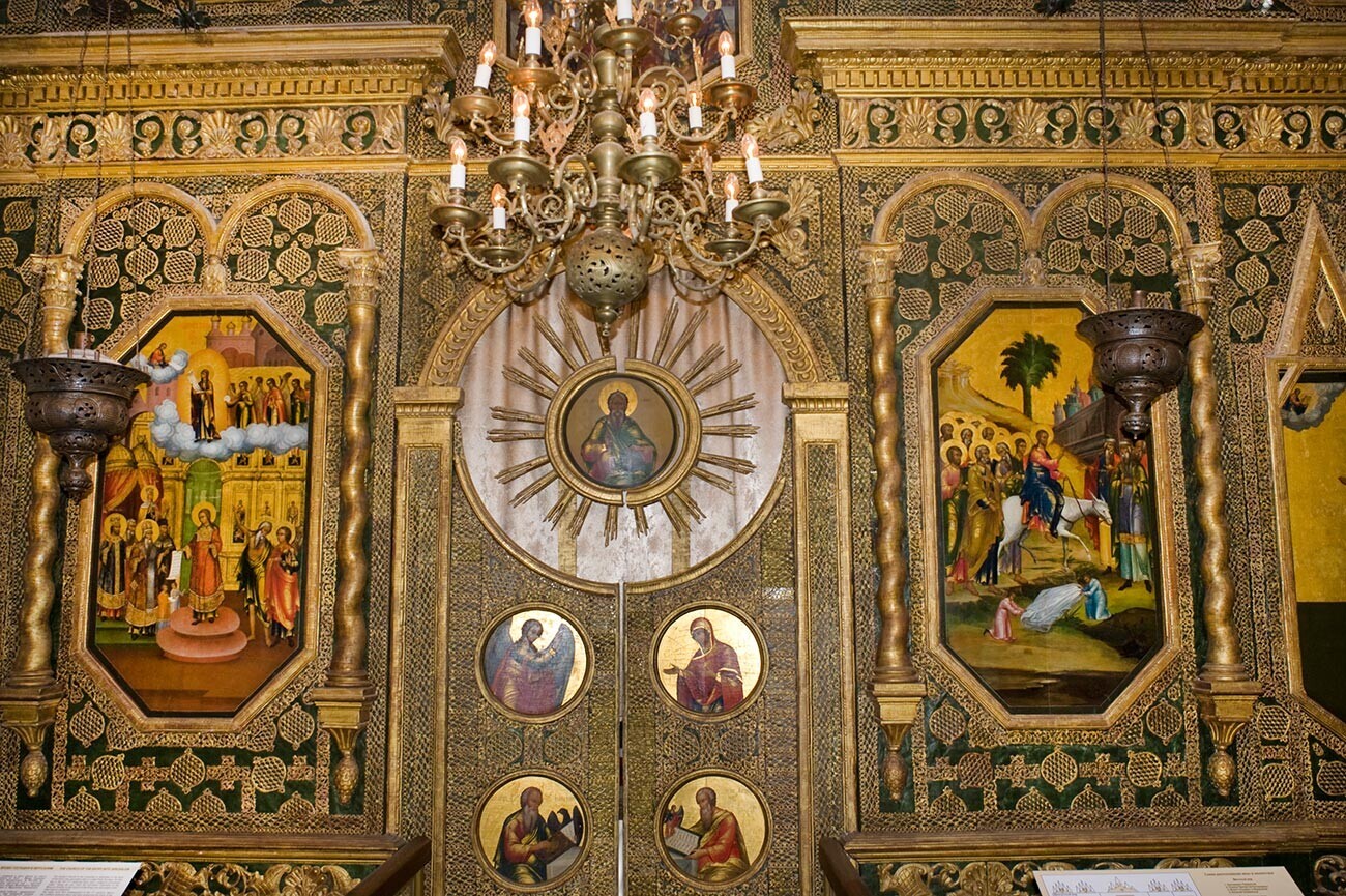 Katedrala Vasilija Blaženega, cerkev Vhoda v Jeruzalem. Ikonostas z ikono Kristusovega vstopa v Jeruzalem (desno). 2. junija 2012
