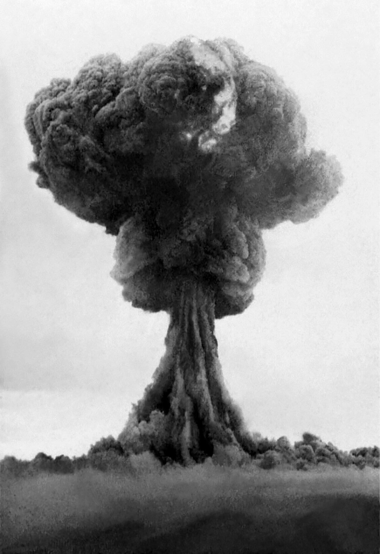 Nuvem de cogumelo após a explosão da RDS-1, a primeira bomba nuclear soviética, 1949