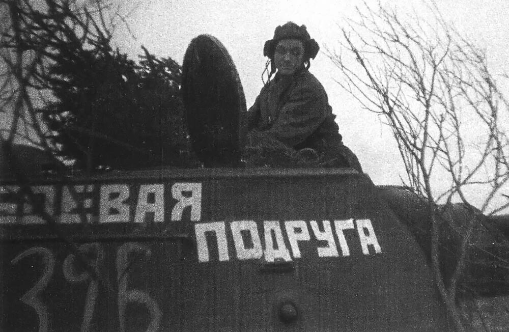 Maria Oktiábrskaia em seu tanque “Amiga de Combate” 
