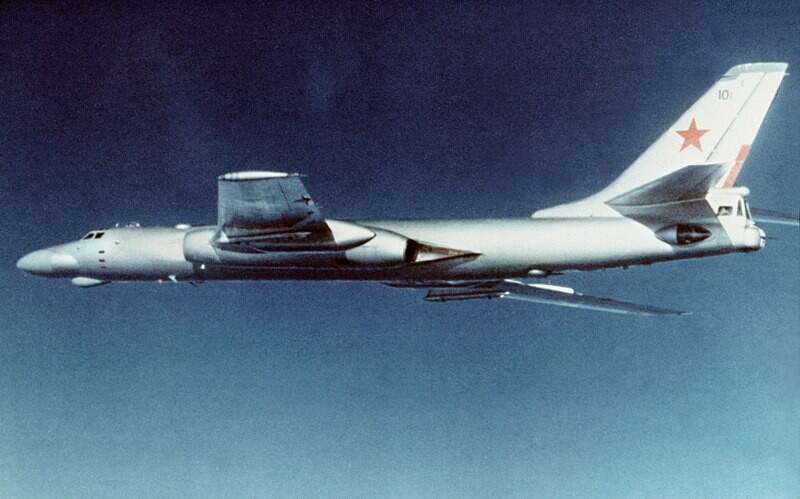 Tu-16 en vuelo (1984)