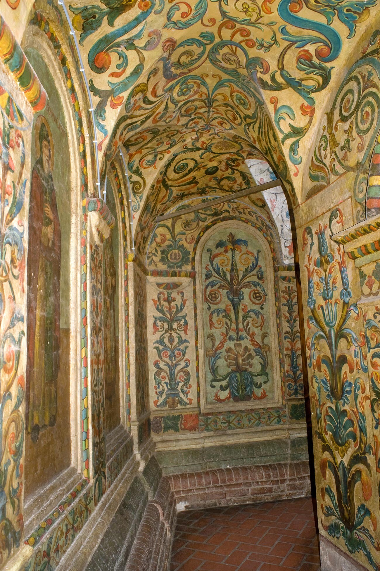 Saint-Basile, intérieur. Passage de la galerie nord avec peintures murales du XIXe siècle. À gauche : peinture de Saint Nicétas le Stylite. 