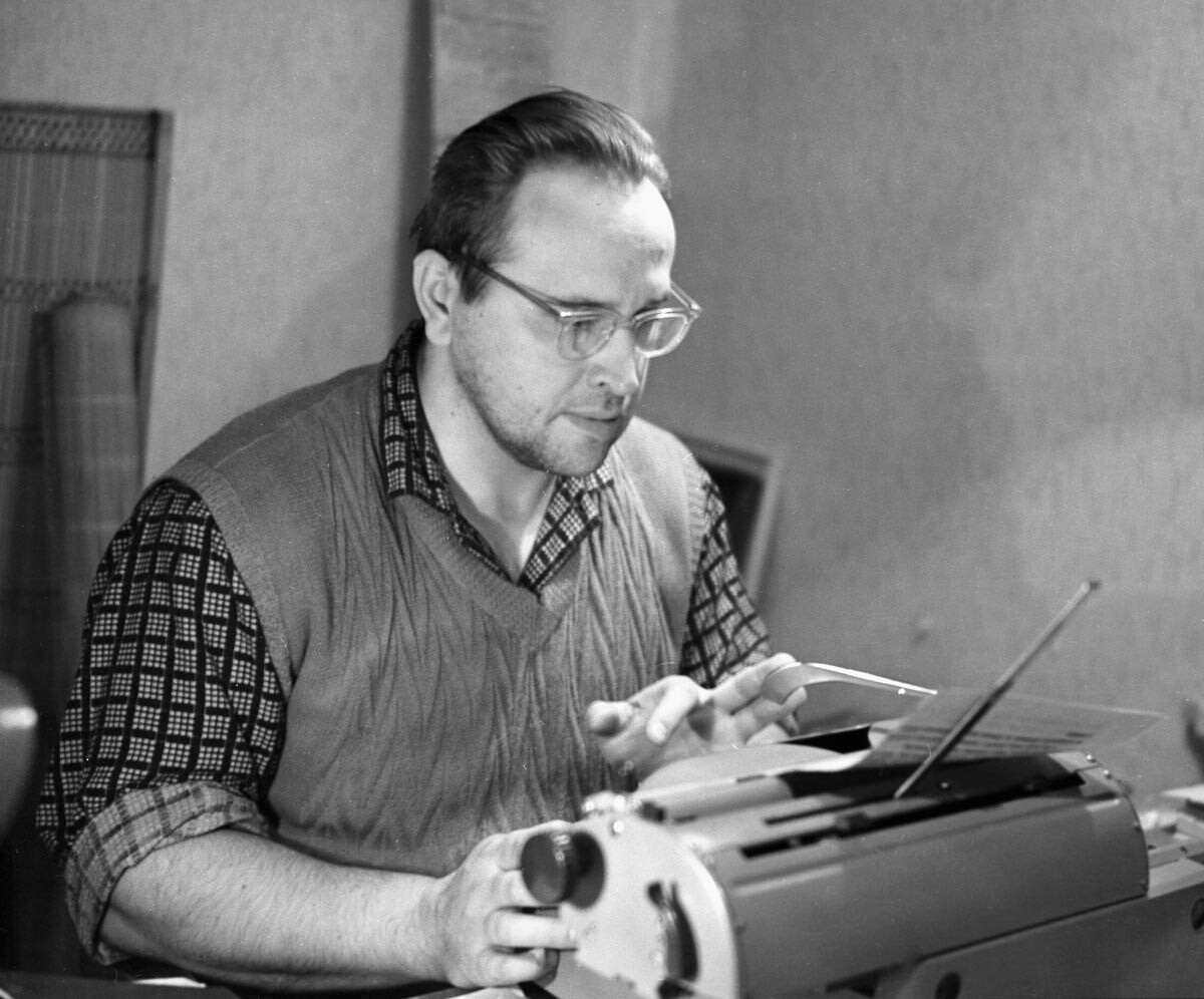 Jurij Vlasov lavorando al suo libro, 1968
