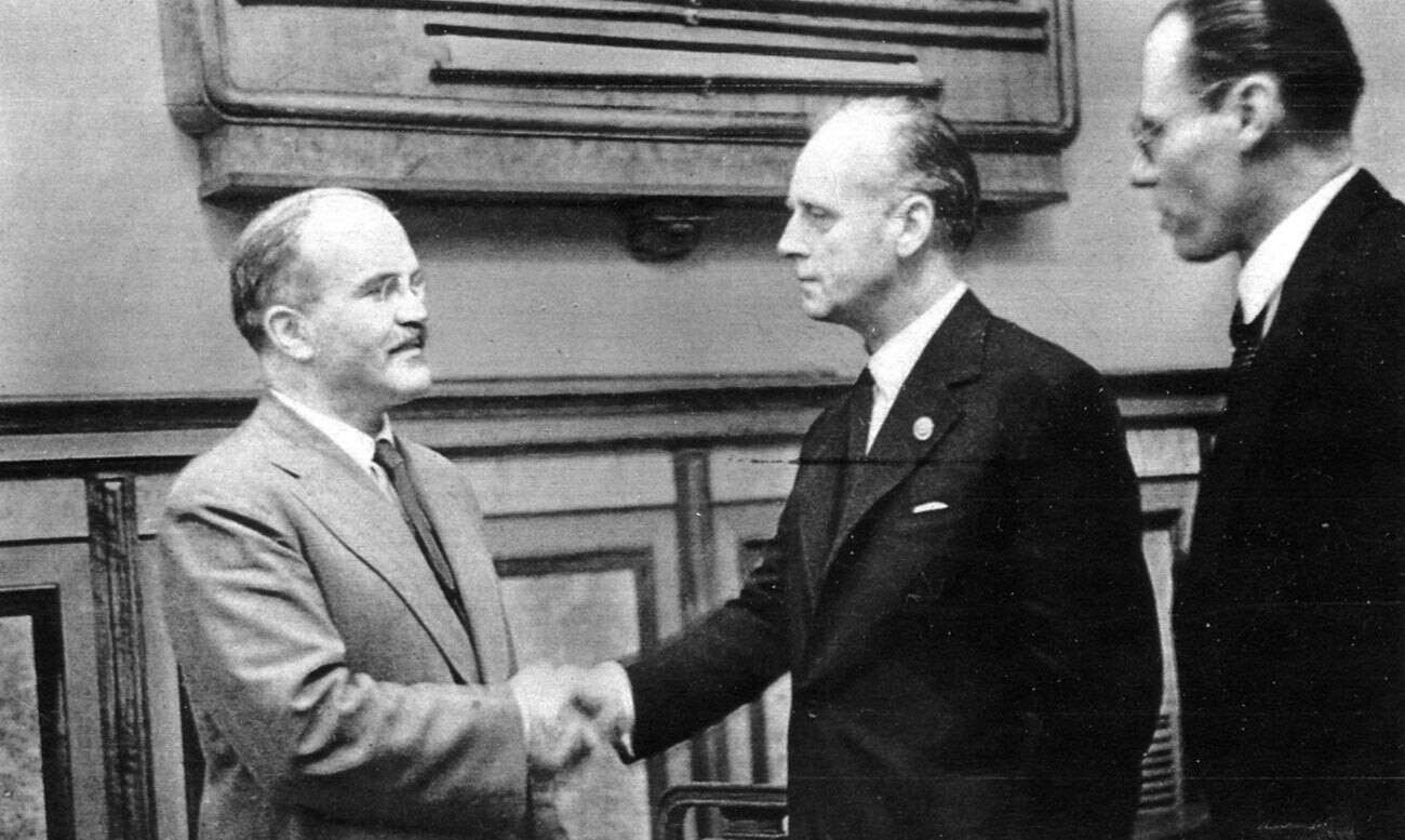 Penandatanganan Pakta Molotov-Ribbentrop.
