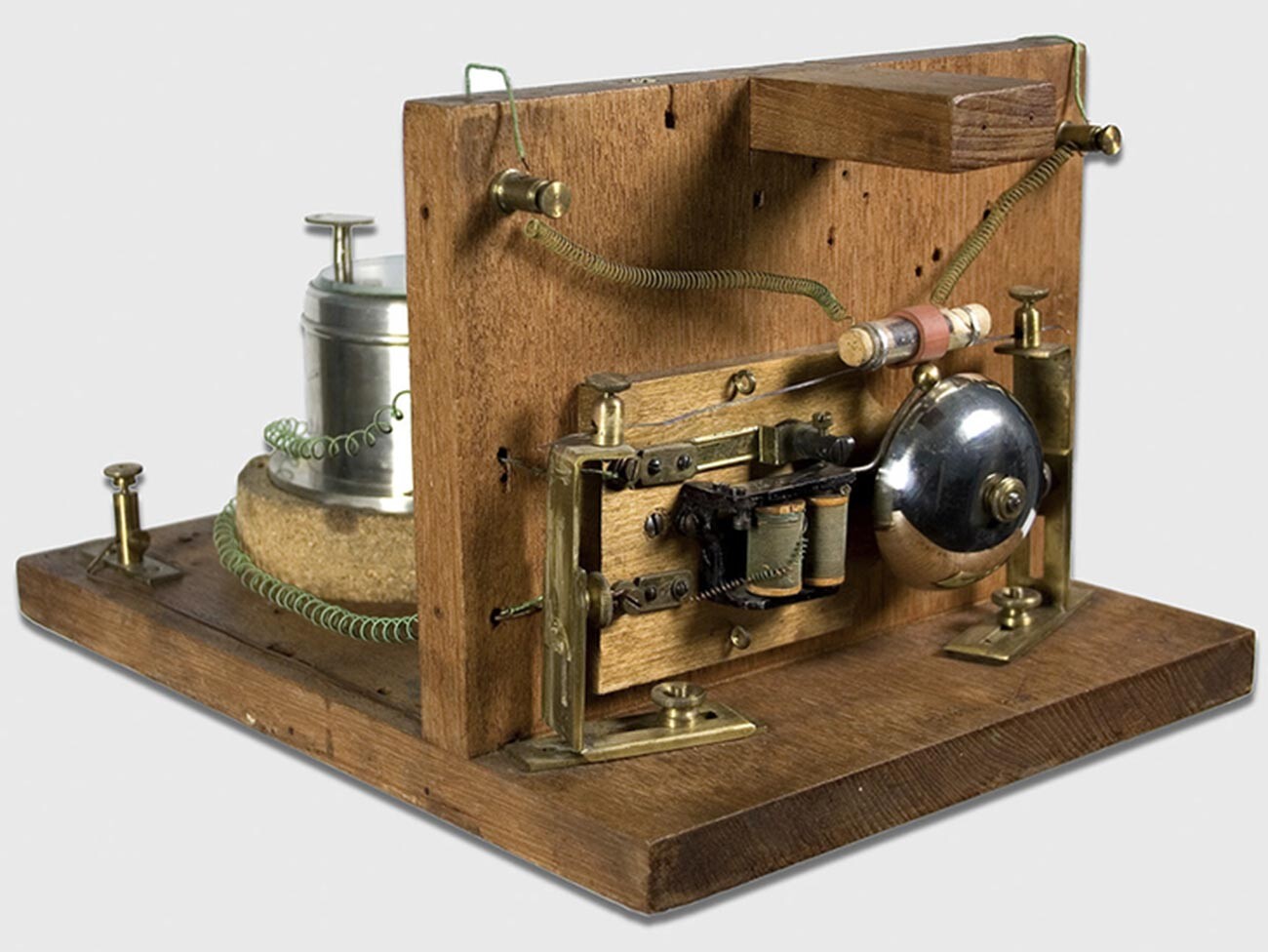 1895 demonstrierte der russische Physiker Alexander Popow mit seinem Blitzdetektor die Übertragung von Radiowellen.