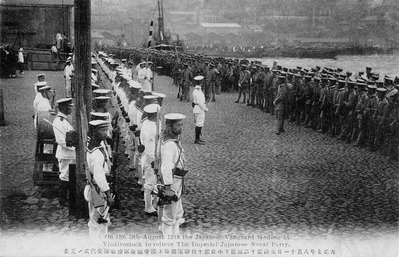 Tropas japonesas desembarcando en Vladivostok, Rusia, 11 de agosto de 1918.