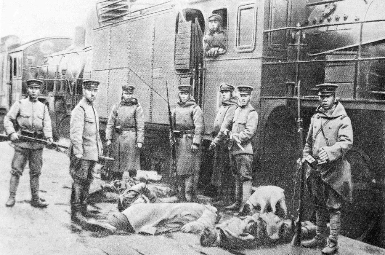Interventores japoneses detrás de los cuerpos de los trabajadores ferroviarios ejecutados por ellos, Extremo Oriente ruso, 1920.