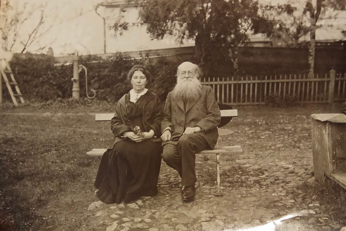 Kropotkin and his wife in Dmitrov.