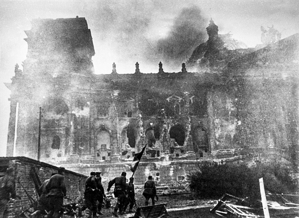 Pasukan Soviet menyerbu Reichstag.