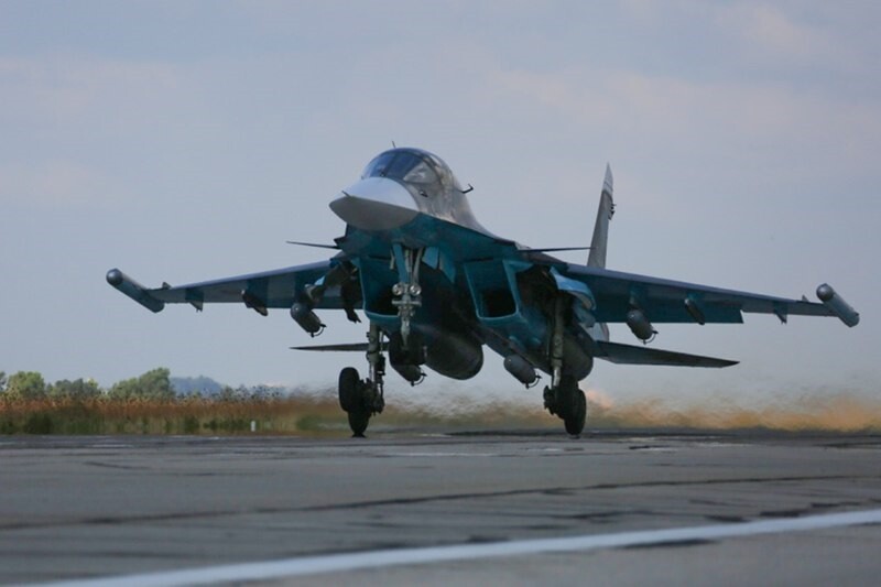 Su-34 ruso despegando desde aeródromo sirio