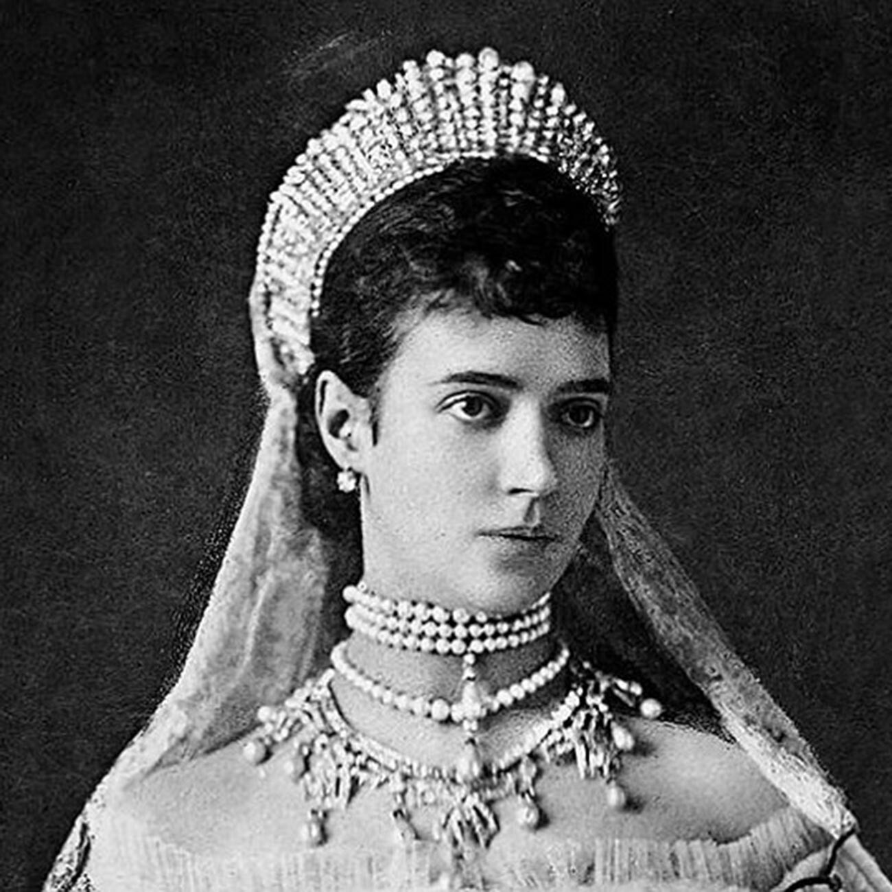 Maria Feodorovna di Russia (1847-1928), già principessa Dagmar di Danimarca, poi imperatrice consorte di Russia come moglie dell’imperatore Alessandro III, in una foto degli anni Ottanta dell’Ottocento 

