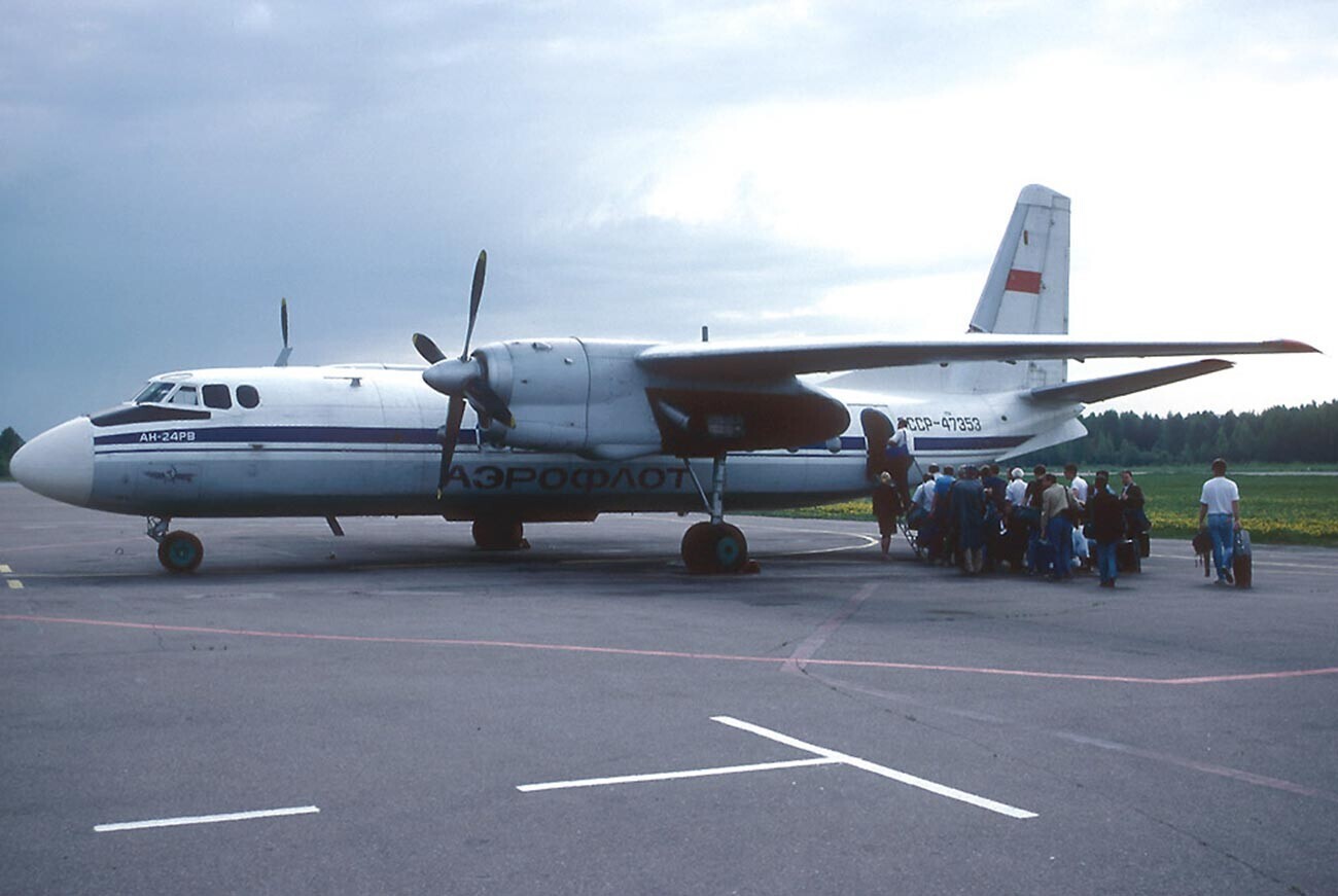 Pesawat An-24RV.