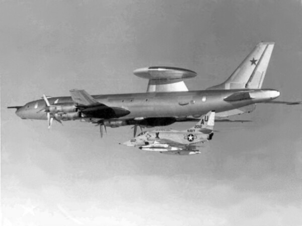 Un A-4E del USS Intrepid interceptando un Tu-126 sobre el mar Mediterráneo en 1973.