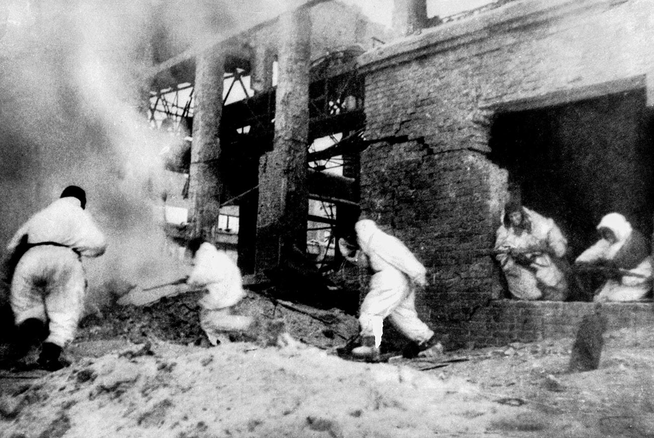 Sowjetische Soldaten in Stalingrad greifen den letzten deutschen Widerstand in einem in Trümmern liegenden Fabrikgebäude an.