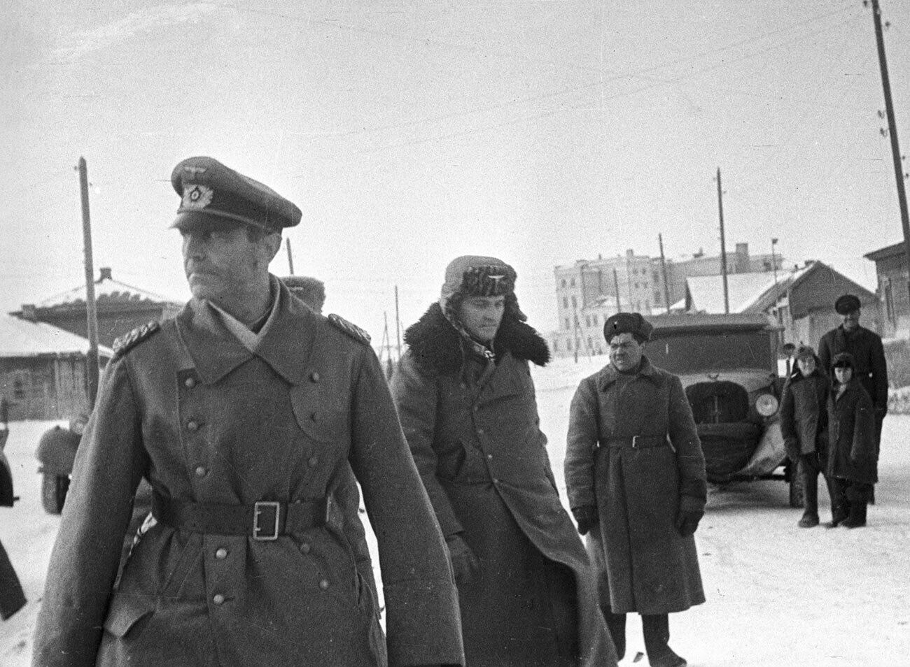 Festgenommener Generalfeldmarschall Friedrich Paulus auf dem Weg zum Hauptquartier der 64. Armee.